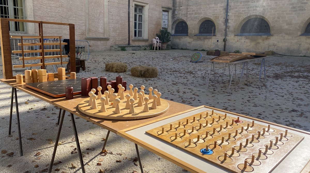 Des jeux pour les enfants aux fêtes Médiévales d'Uzès.