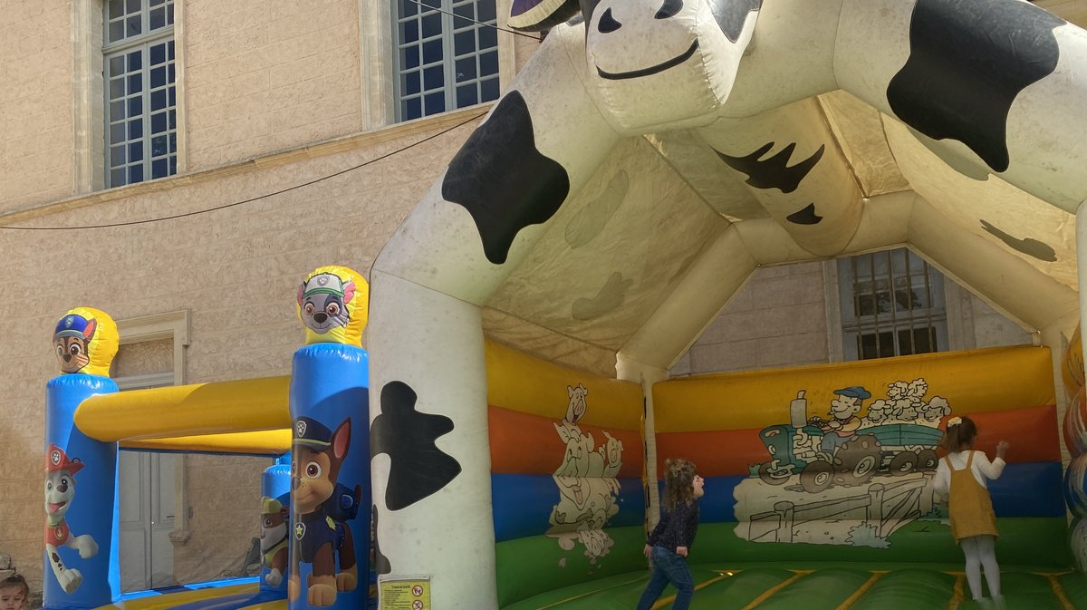 Des jeux pour les enfants aux fêtes Médiévales d'Uzès.