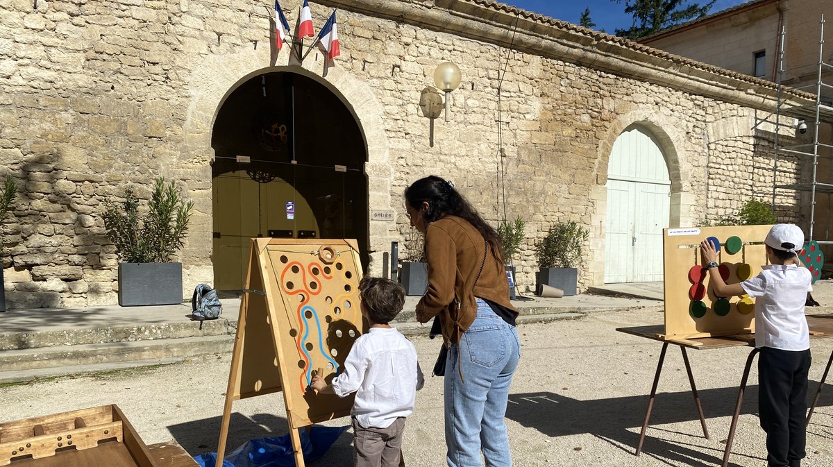 Des jeux pour les enfants aux fêtes Médiévales d'Uzès.