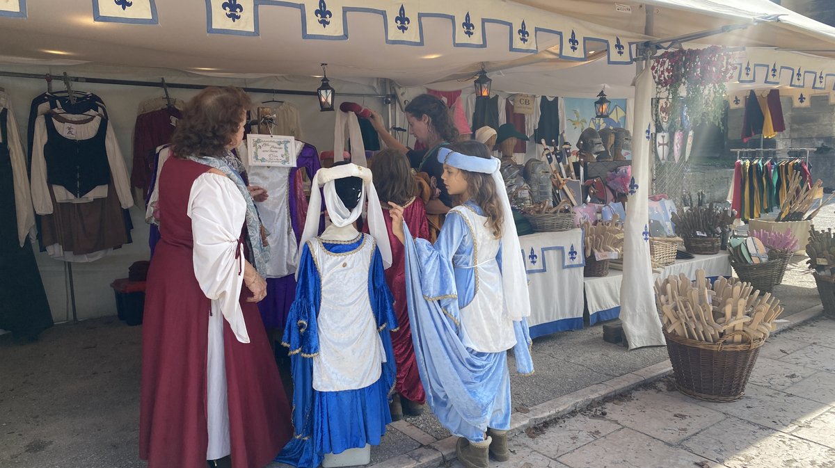 Des stands aux fêtes Médiévales d'Uzès.