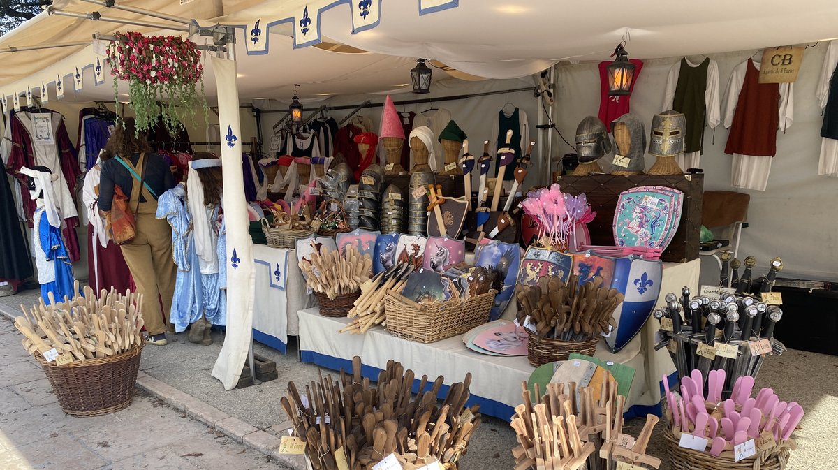 Des stands aux fêtes Médiévales d'Uzès.