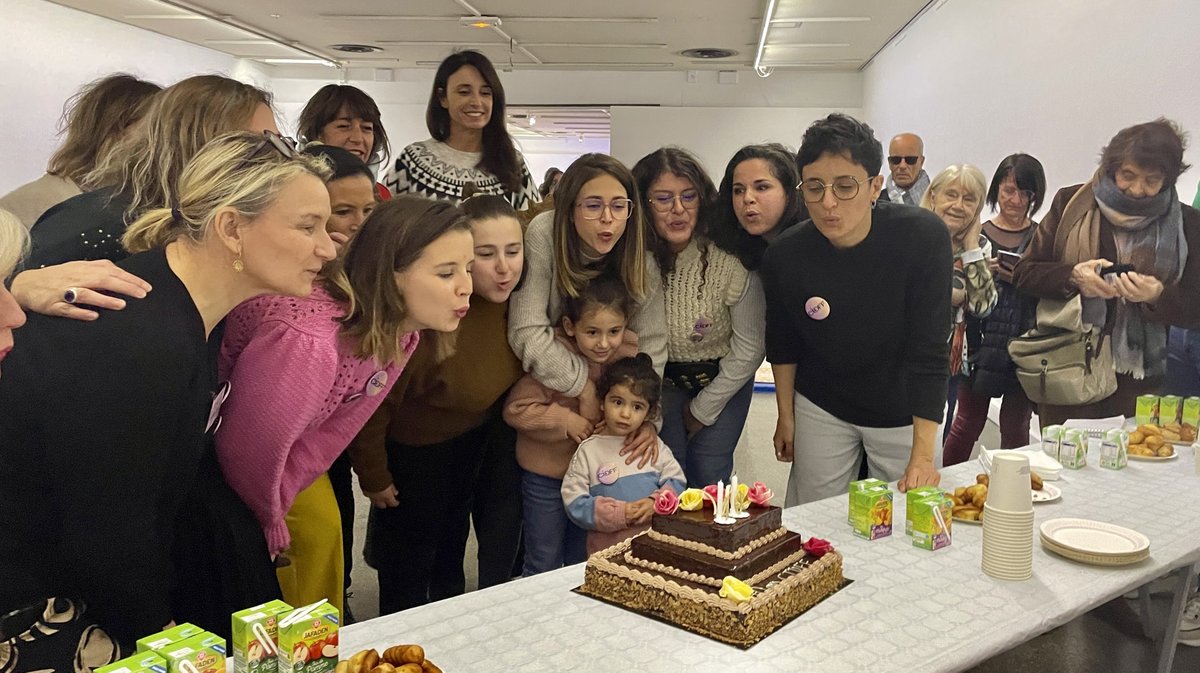 Les membres du CIDFF soufflent les bougies du 40 ème anniversaire de l'association.