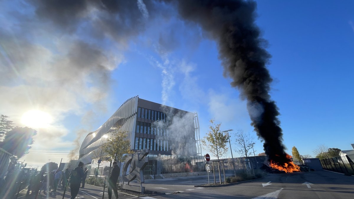 Manif agriculteurs Nîmes ASP MSA Crédit agricole plateforme logistique Grand Frais Mitra (Photo Anthony Maurin)