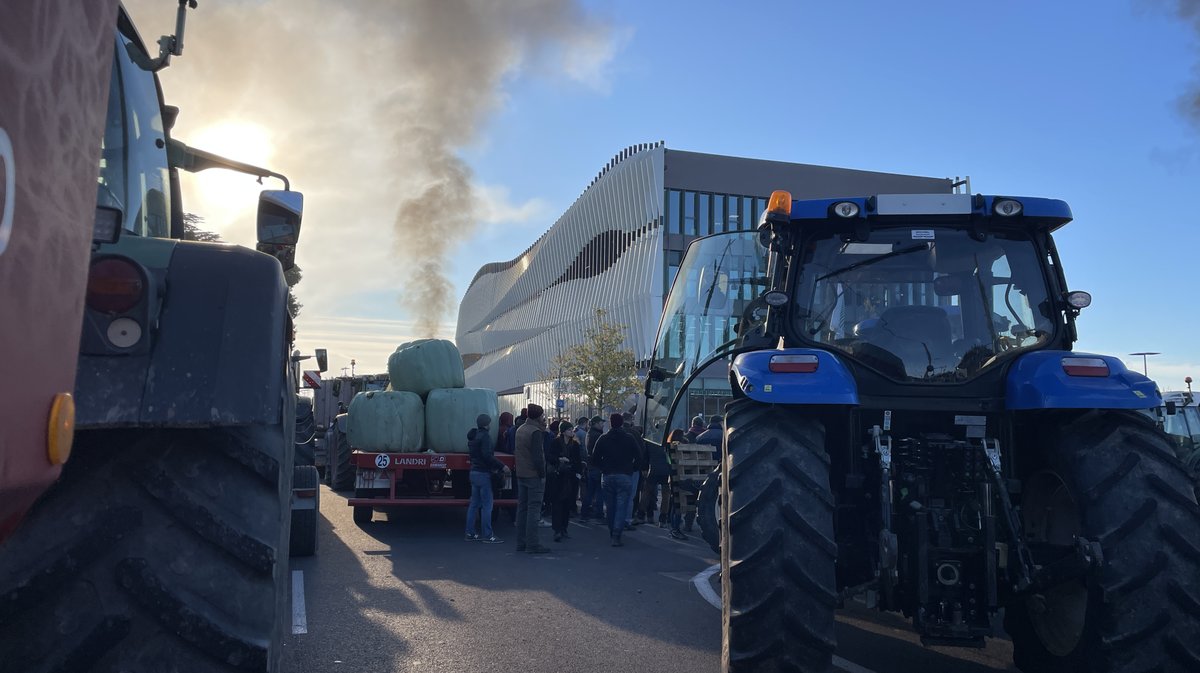 Manif agriculteurs Nîmes ASP MSA Crédit agricole plateforme logistique Grand Frais Mitra (Photo Anthony Maurin)