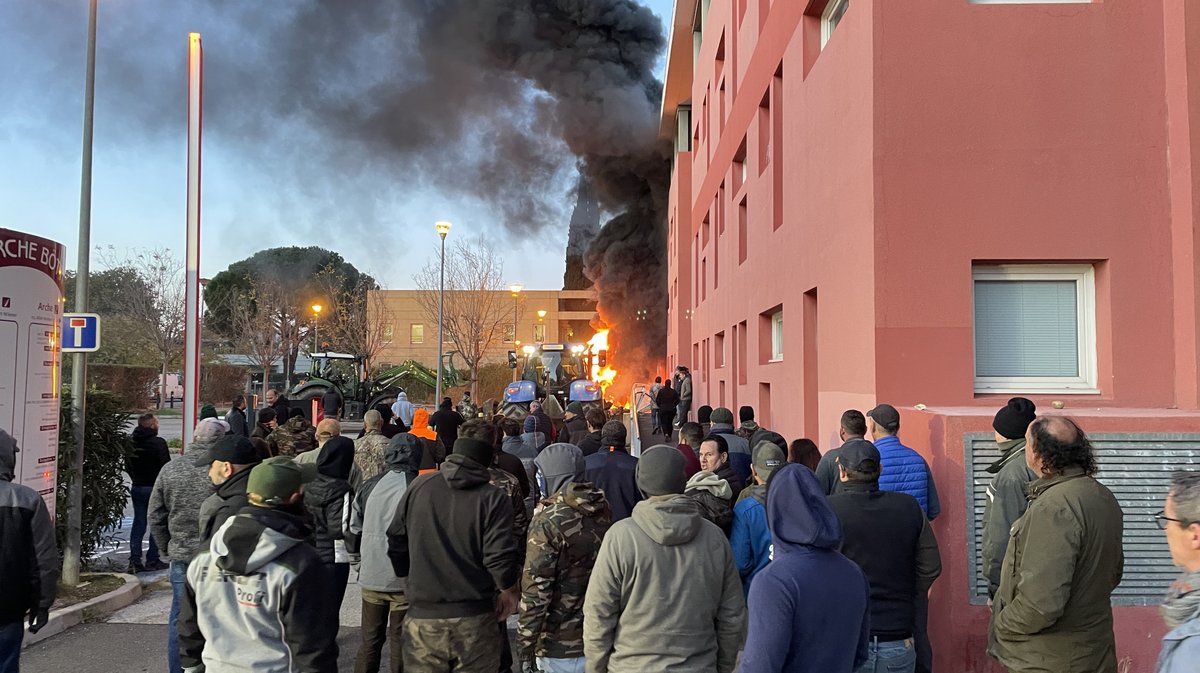 Manif agriculteurs Nîmes ASP MSA Crédit agricole plateforme logistique Grand Frais Mitra (Photo Anthony Maurin)