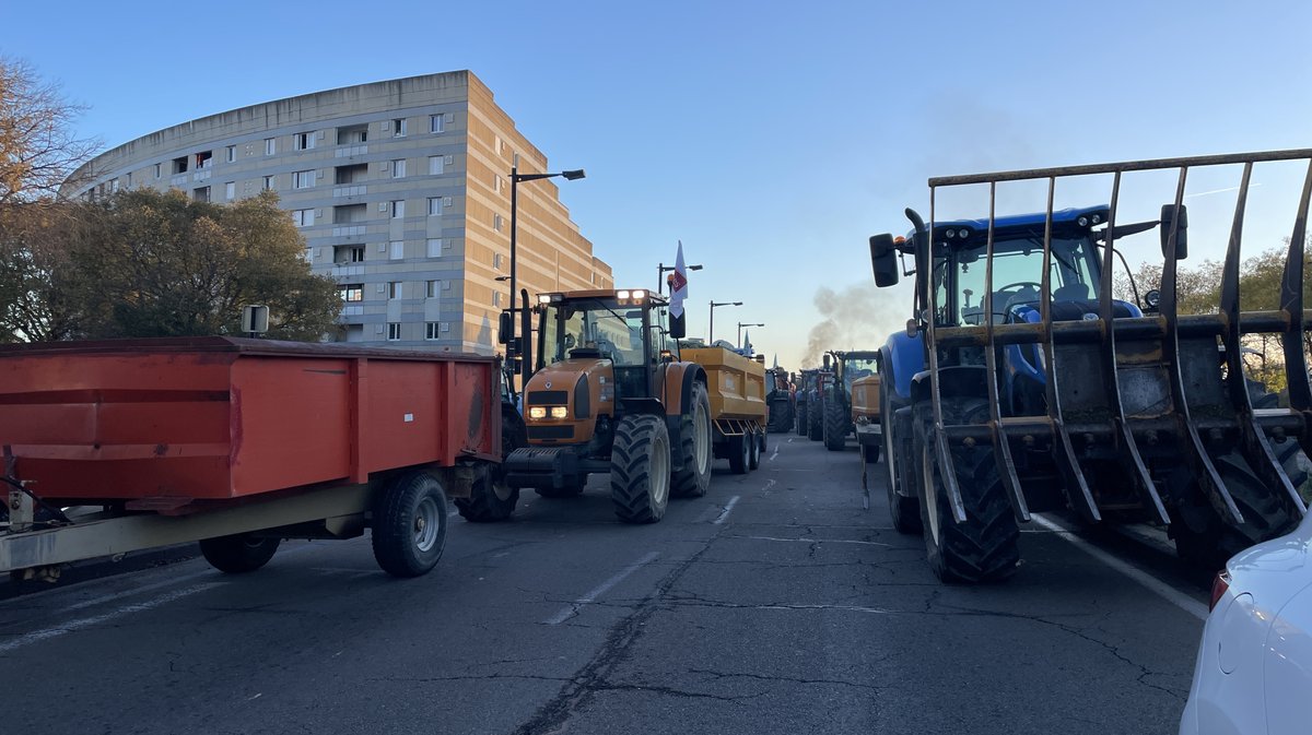 Manif agriculteurs Nîmes ASP MSA Crédit agricole plateforme logistique Grand Frais Mitra (Photo Anthony Maurin)