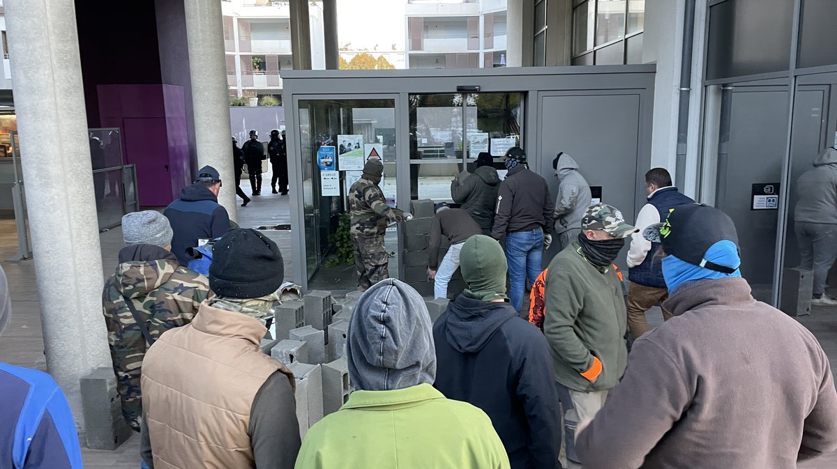 Manif agriculteurs Nîmes ASP MSA Crédit agricole plateforme logistique Grand Frais Mitra (Photo Anthony Maurin)