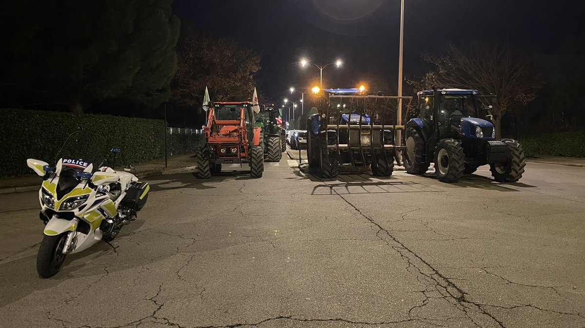 Manif agriculteurs Nîmes ASP MSA Crédit agricole plateforme logistique Grand Frais Mitra (Photo Anthony Maurin)