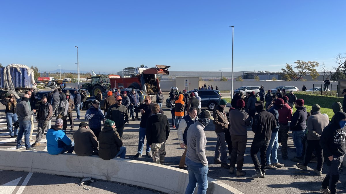 Manif agriculteurs Nîmes ASP MSA Crédit agricole plateforme logistique Grand Frais Mitra (Photo Anthony Maurin)