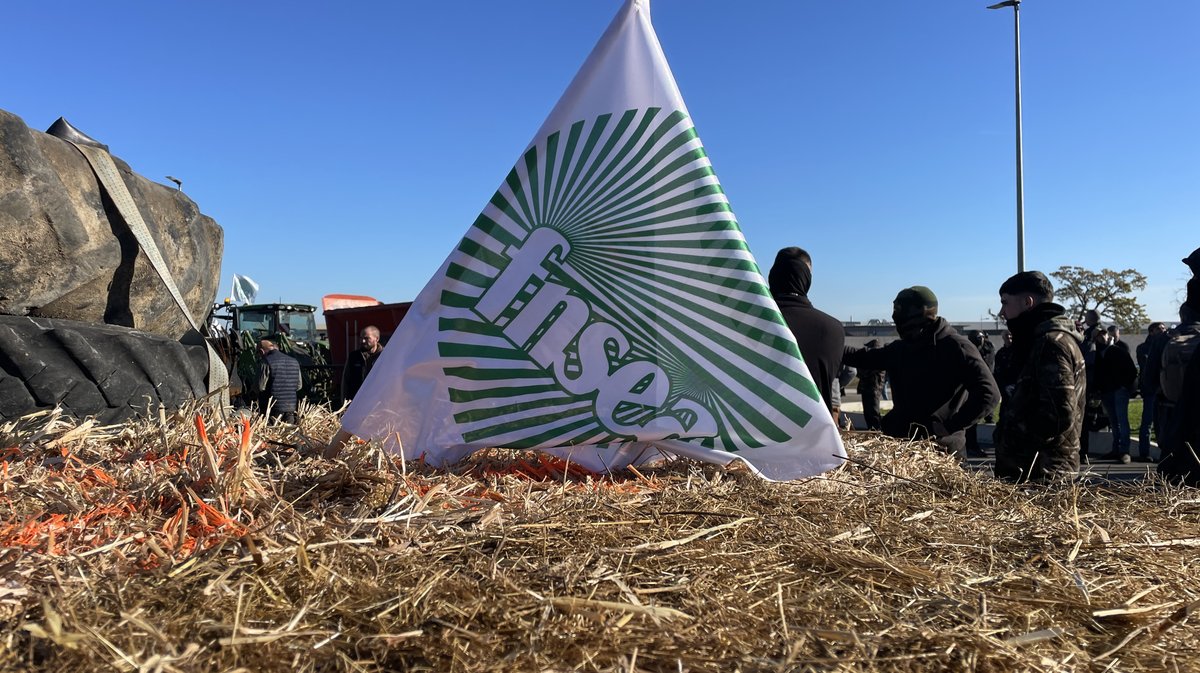 Manif agriculteurs Nîmes ASP MSA Crédit agricole plateforme logistique Grand Frais Mitra (Photo Anthony Maurin)