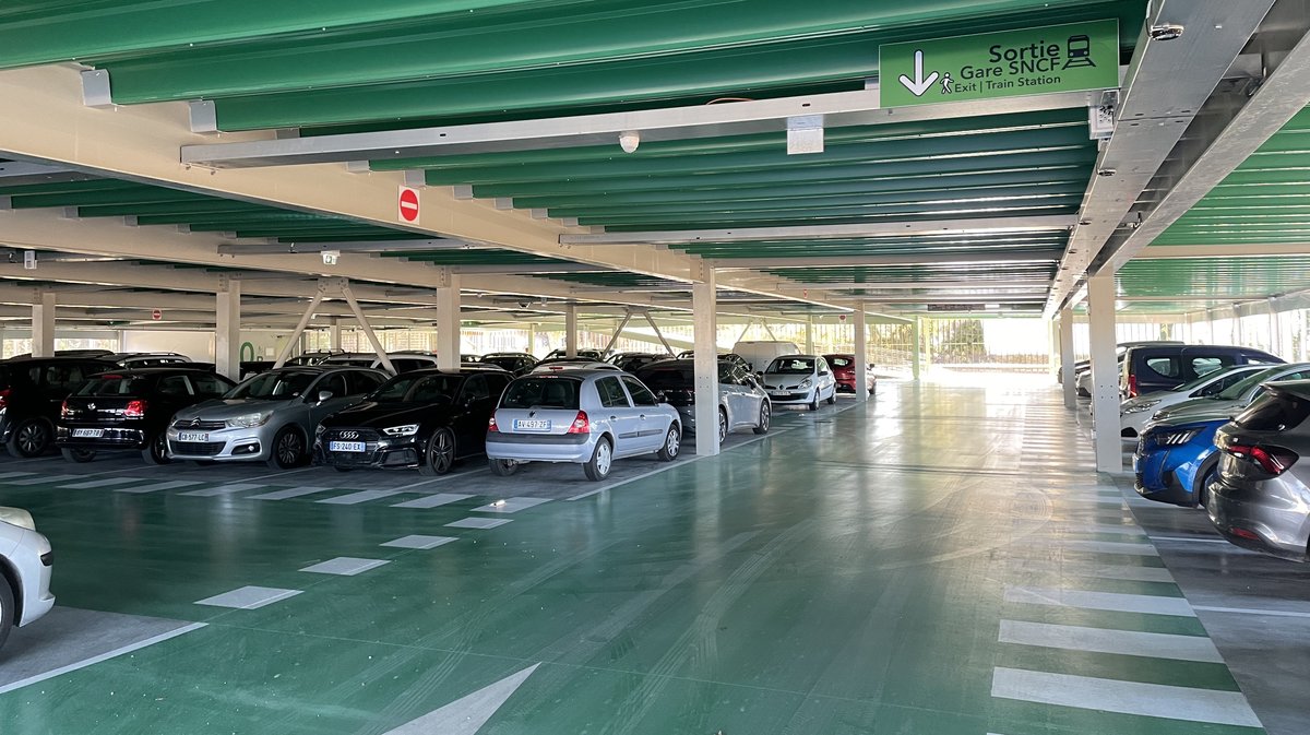 À l'intérieur du parking à étage