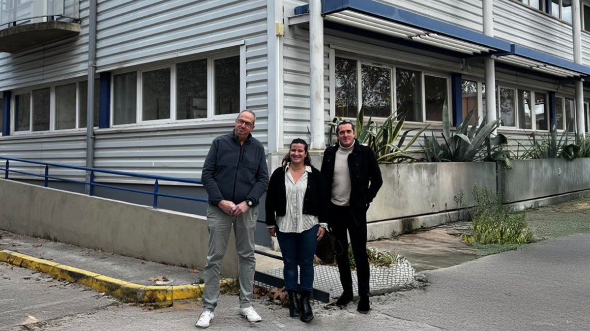 Thierry Vayssettes, Flora Fontmarty et Alexandre Sauveplane devant les locaux du Pôle ESS à Nîmes (Photo Pôle ESS Nîmes)