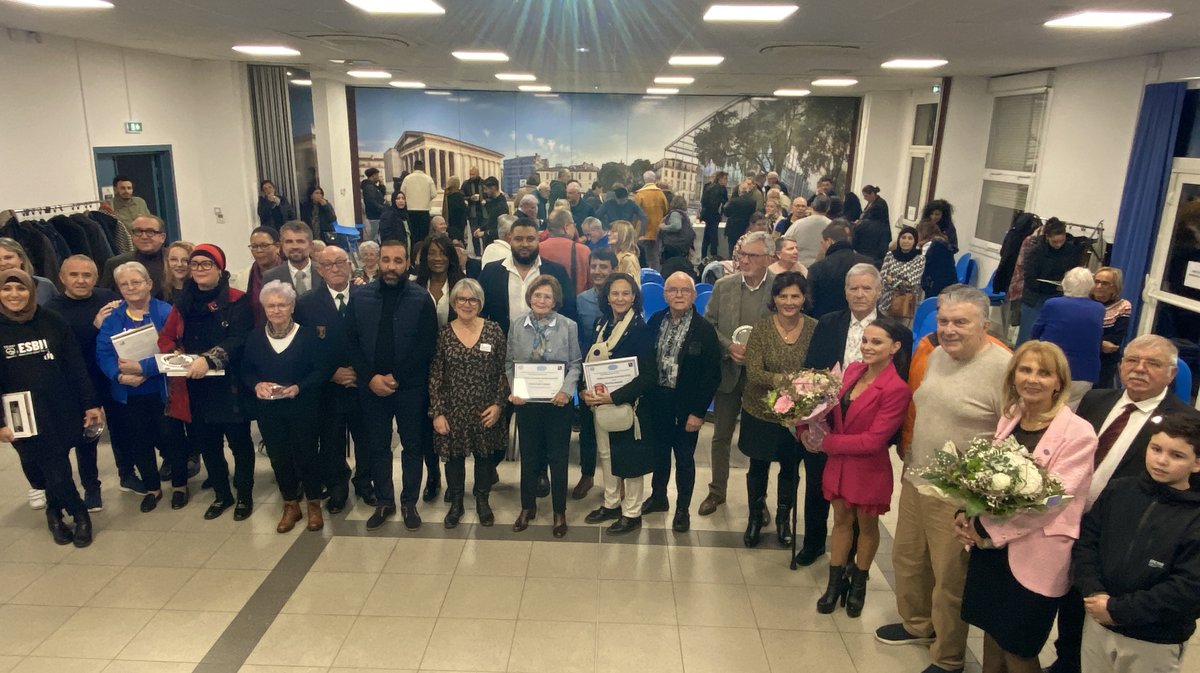 Remise médaille association ville de Nîmes journée mondiale du Bénévolat