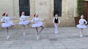 Les jeunes danseurs de danse classique.