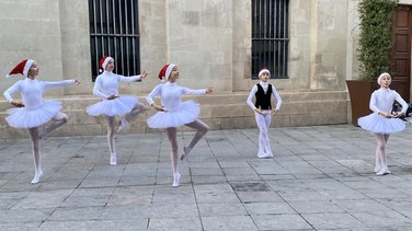 Les jeunes danseurs de danse classique.