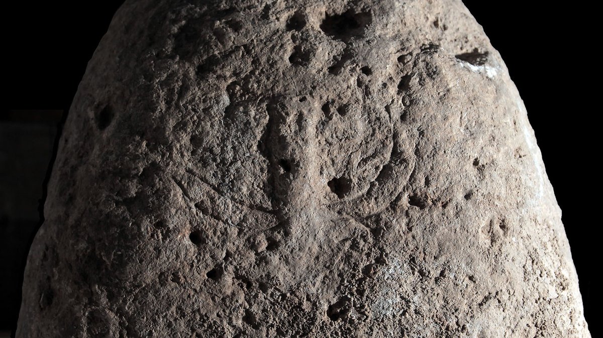 Visage stylisé de la statue-menhir, détail - le nez et les yeux sont en relief, les moustaches (ou tatouages) sont gravées. Puech de la Cabane, La Rouvière (Gard), 2018. © Frédéric Jallet, Inrap