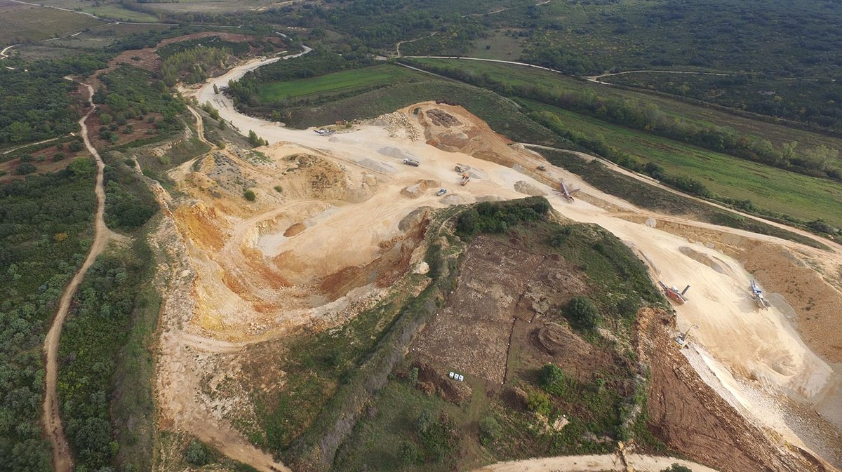 Vue générale du site en cours de fouille. Puech de la Cabane, La Rouvière (Gard), 2018. © Matthieu Peyrière, Arkeovista