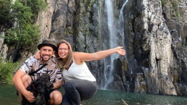 Laurent et Sarah avec leur chien, Toki