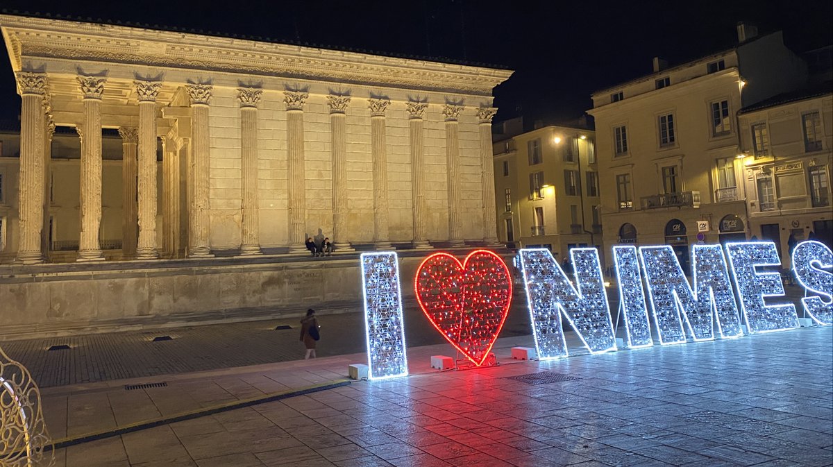 Les décorations de Noël devant la Maison Carrée.