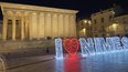 Les décorations de Noël devant la Maison Carrée.