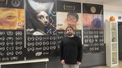 Yuni Arena, le directeur de l'école MoPA d'Arles devant les affiches de films primés.