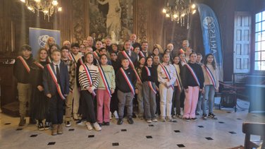 Le conseil municipal des jeunes pose aux côtés d'élus municipaux à Arles.