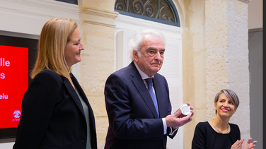 Remise de la médaille de la Ville à José María Velázquez-Gaztelu