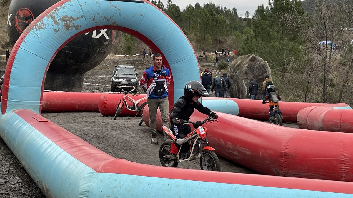 Jeunes enfants sur des motos alestrem