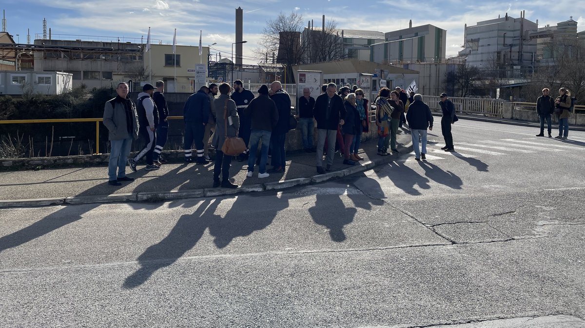 salariés devant l'usine Solvay