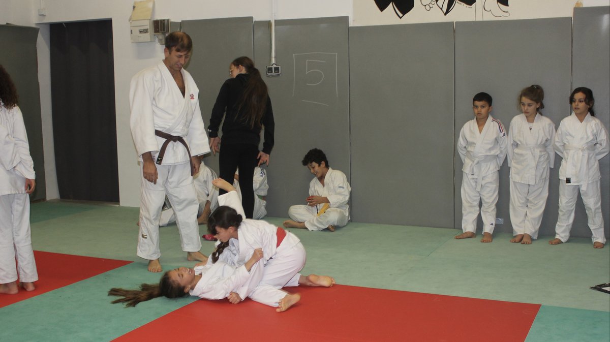 Des cours au Judo club cheminots Nîmois.