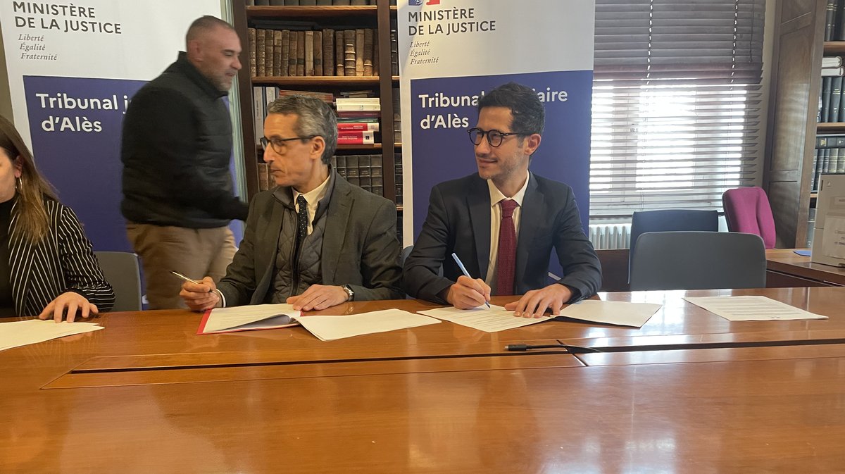 Le procureur de la République Abdelkrim Grini (à gauche) et le président du Tribunal judiciaire d'Alès Simon Lane (à droite)