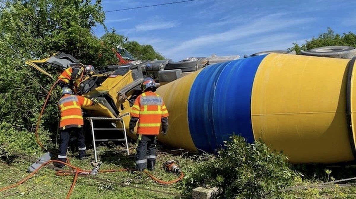 Accident : Le camion toupie à béton après avoir chuté.