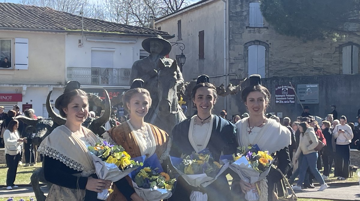 Sa majesté la reine d'Arles et ses demoiselles d'honneur lors du 36e hommage à Fanfonne Guillierme