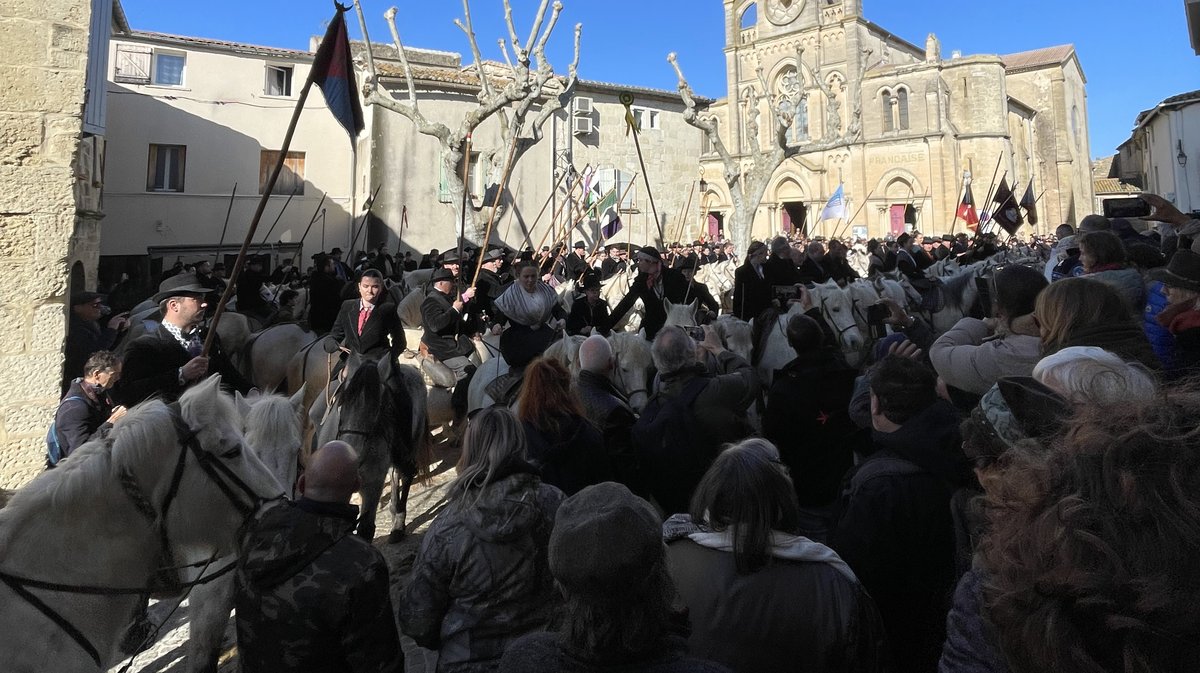 La bénédiction des chevaux lors du 36e hommage à Fanfonne Guillierme devant l'Eglise Saint Saturnin d'Aimargues