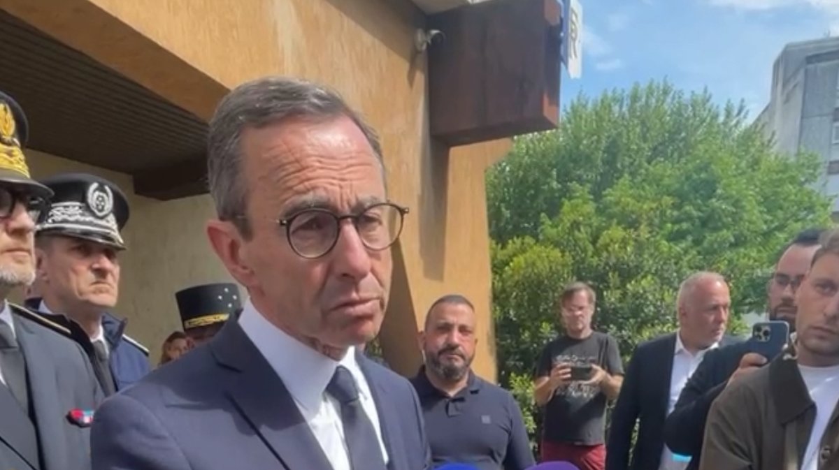 Bruno Retailleau, ministre de l'Intérieur, devant la sous-préfecture d'Alès, dimanche 27 avril