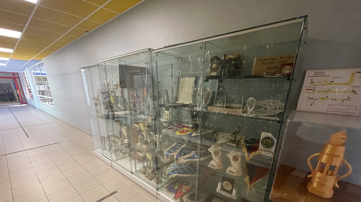 Une des armoires à trophées de l'école