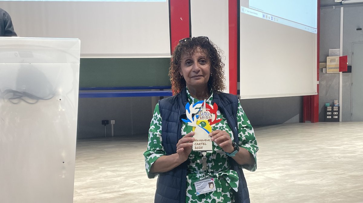 Assia Tria, directrice de l'IMT, avec le trophée