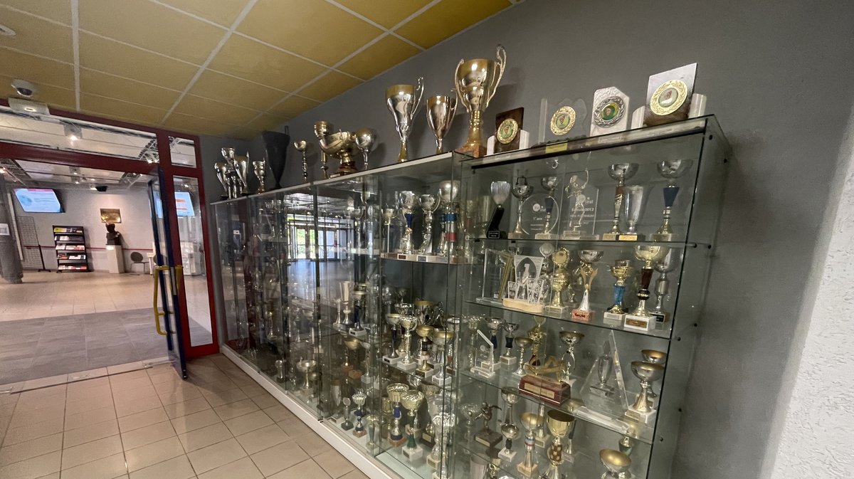 Une des armoires à trophées de l'école