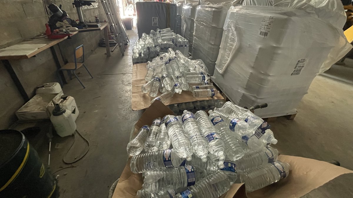 Des dizaines de palettes de bouteilles d'eau sont à disposition des administrés