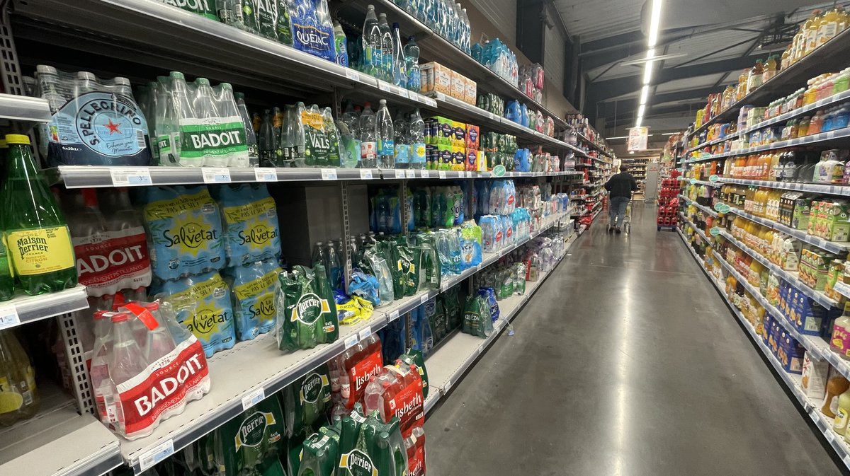 Le rayon 'eau' du Super U du village est inévitablement prisé par ses clients