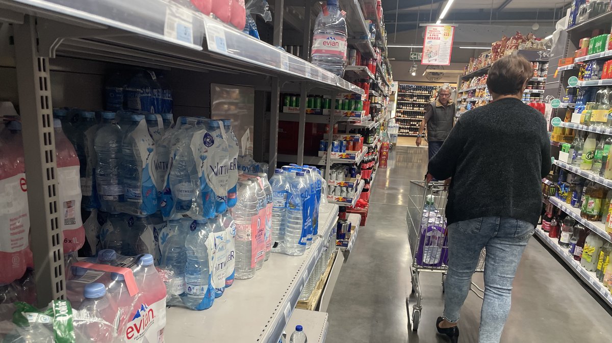 Le rayon 'eau' du Super U du village est inévitablement prisé par ses clients