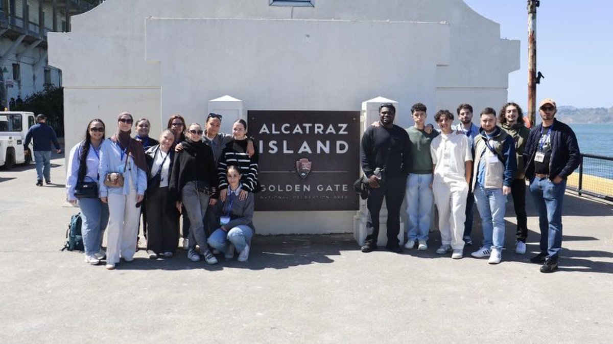 Les 21 apprentis en licence Entrepreneuriat devant la prison Alcatraz à San Francisco