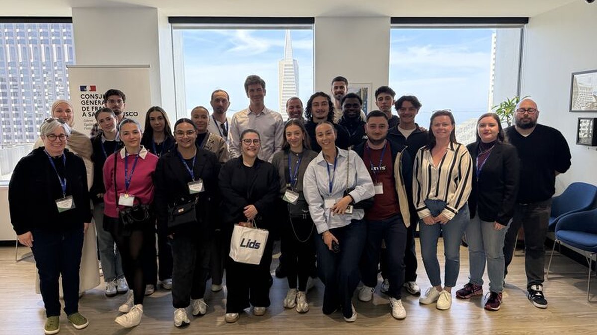 Les 21 apprentis en Licence Entrepreneuriat avec Monsieur Le Consul Général du Consulat de France à San Francisco