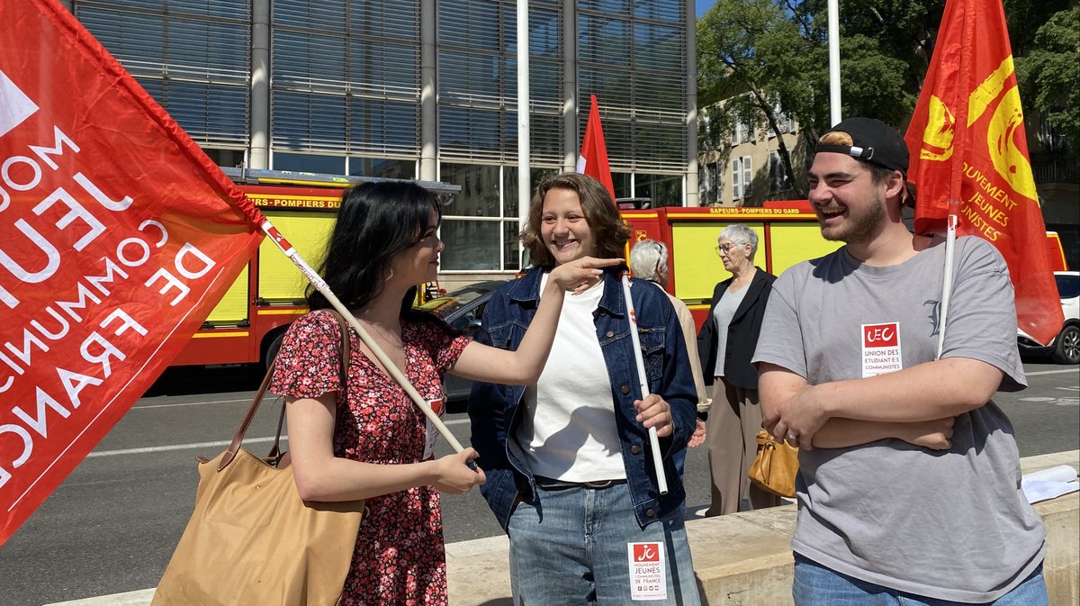 Des jeunes ont participé au rassemblement pour soutenir la fonction publique.