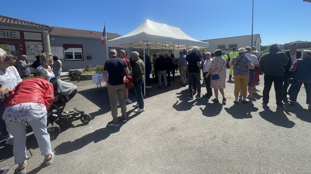 L'inauguration s'est conclue par le verre de l'amitié devant la mairie