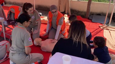 Les gestes de premiers secours sont enseignés par la Croix Rouge.