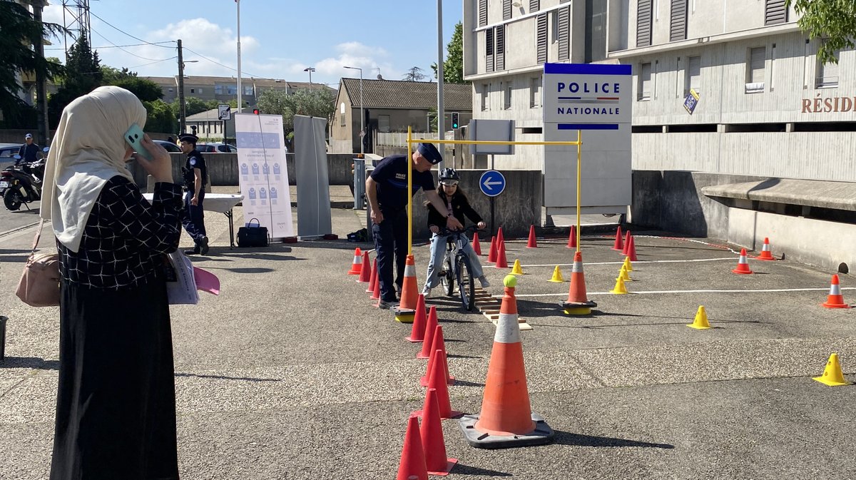 Sur son stand, la Police municipale a organisé un parcours à vélo.