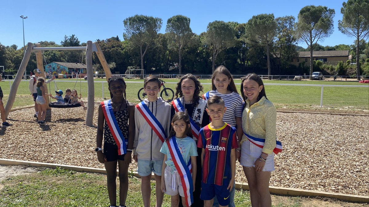 Les enfants qui constituent le conseil municipal des jeunes.