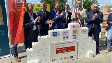 La première pierre de la future résidence est posée.