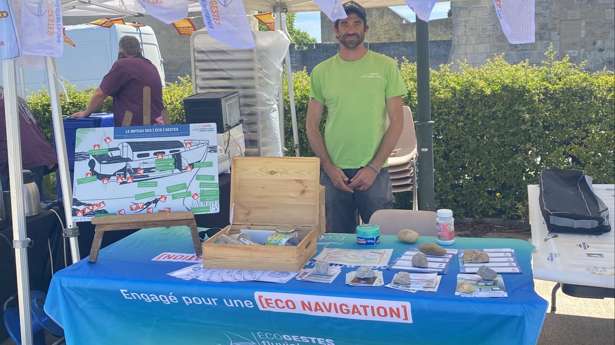 Boris sur son stand,  présente l'éco navigation.